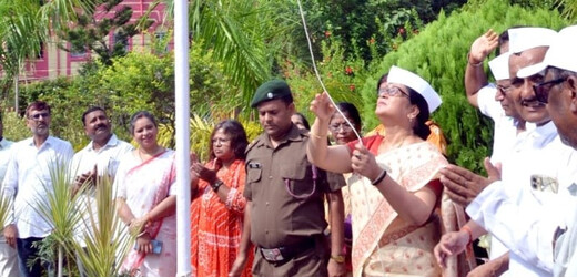 लंगट सिंह कॉलेज में शान से लहराया तिरंगा, प्राचार्या ने दिया राष्ट्र निर्माण का संदेश